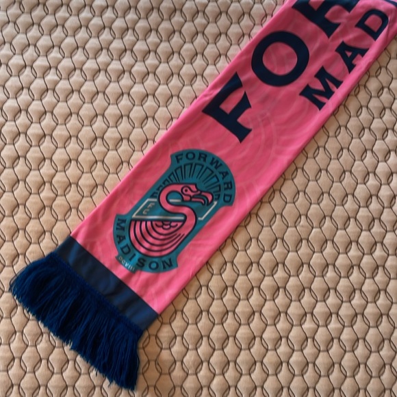 Pretty Firm on Price! University of Wisconsin Madison Forward FC Flamingo Scarf - Picture 6 of 8